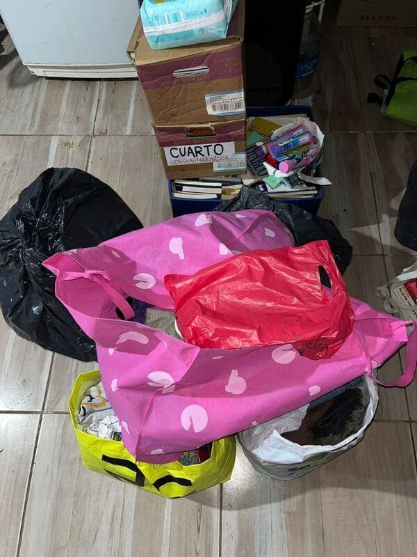 Bolsas con ropa y juguetes donados