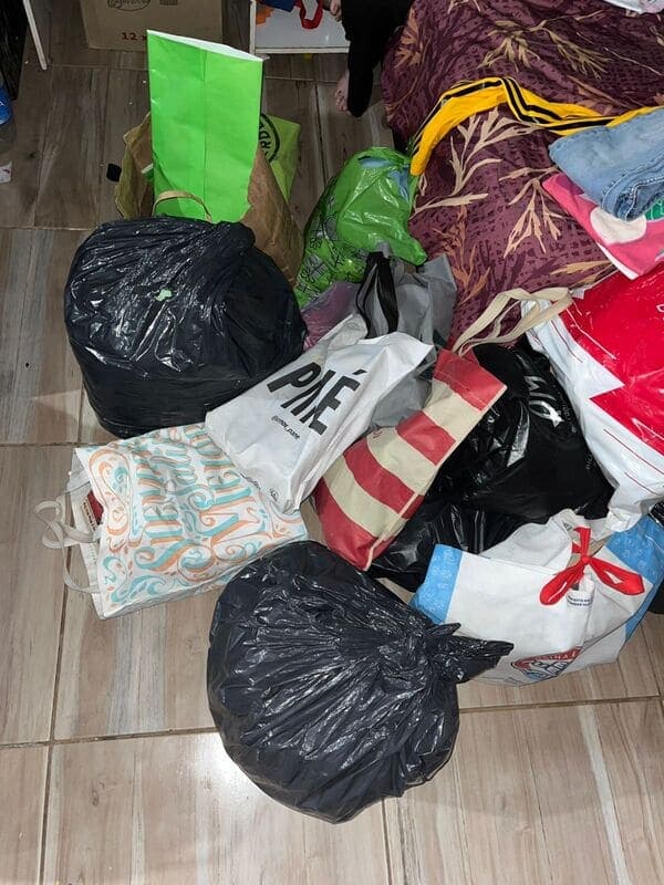 Bolsas con ropa y juguetes donados