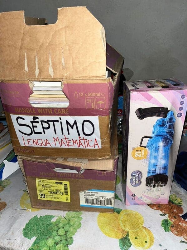 Bolsas con ropa y juguetes donados